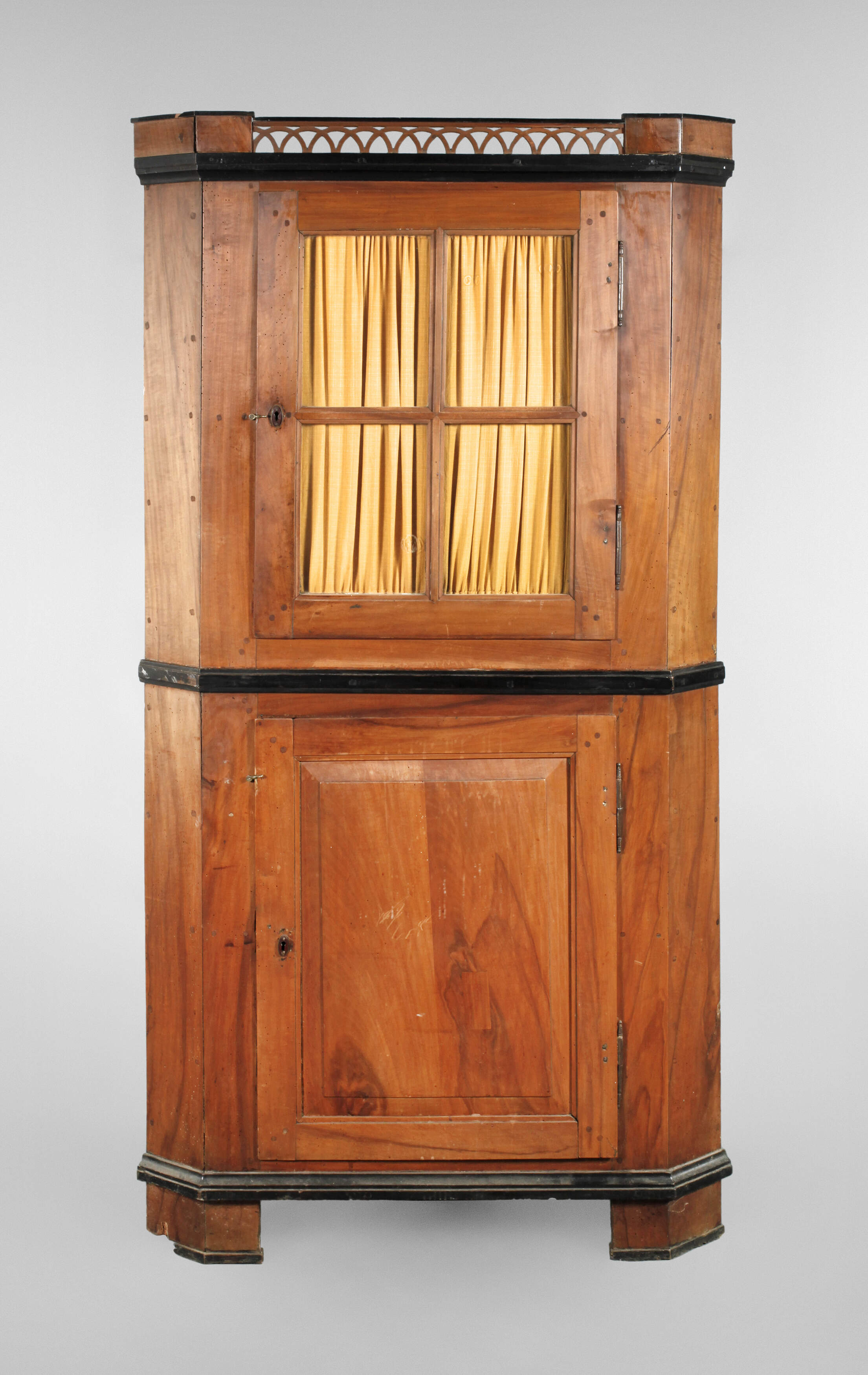 Klassizistischer Eckschrank