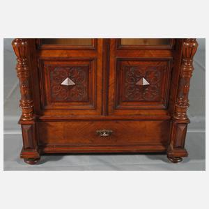 Säulenvitrine Historismus