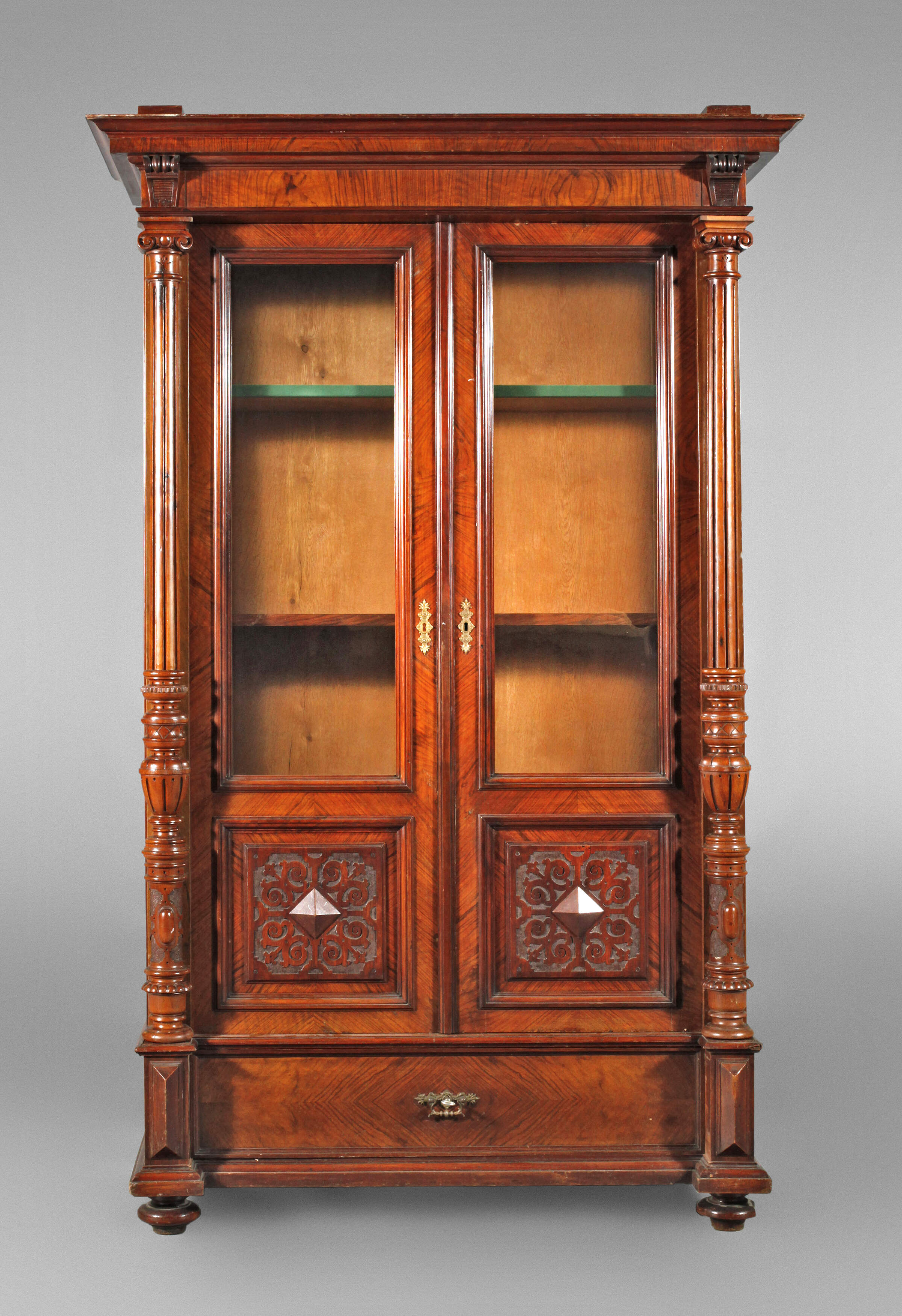 Säulenvitrine Historismus