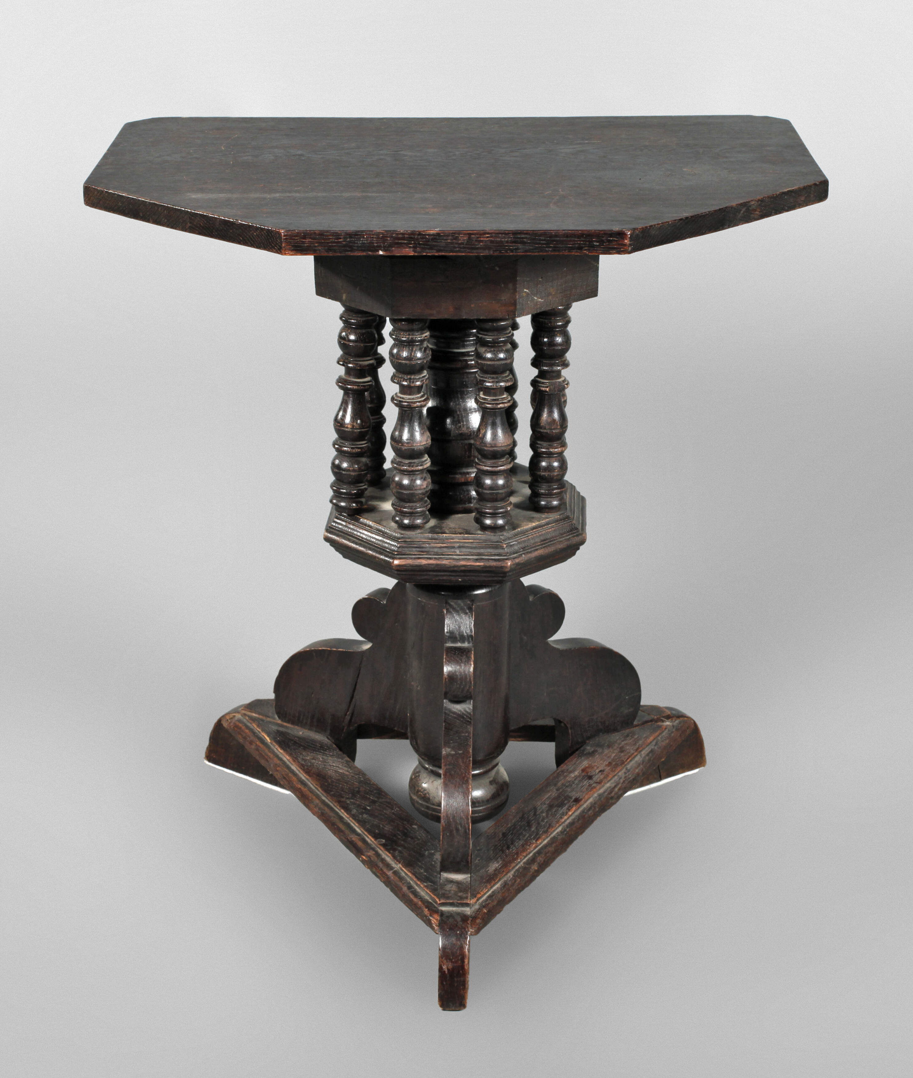 Tisch im Renaissancestil