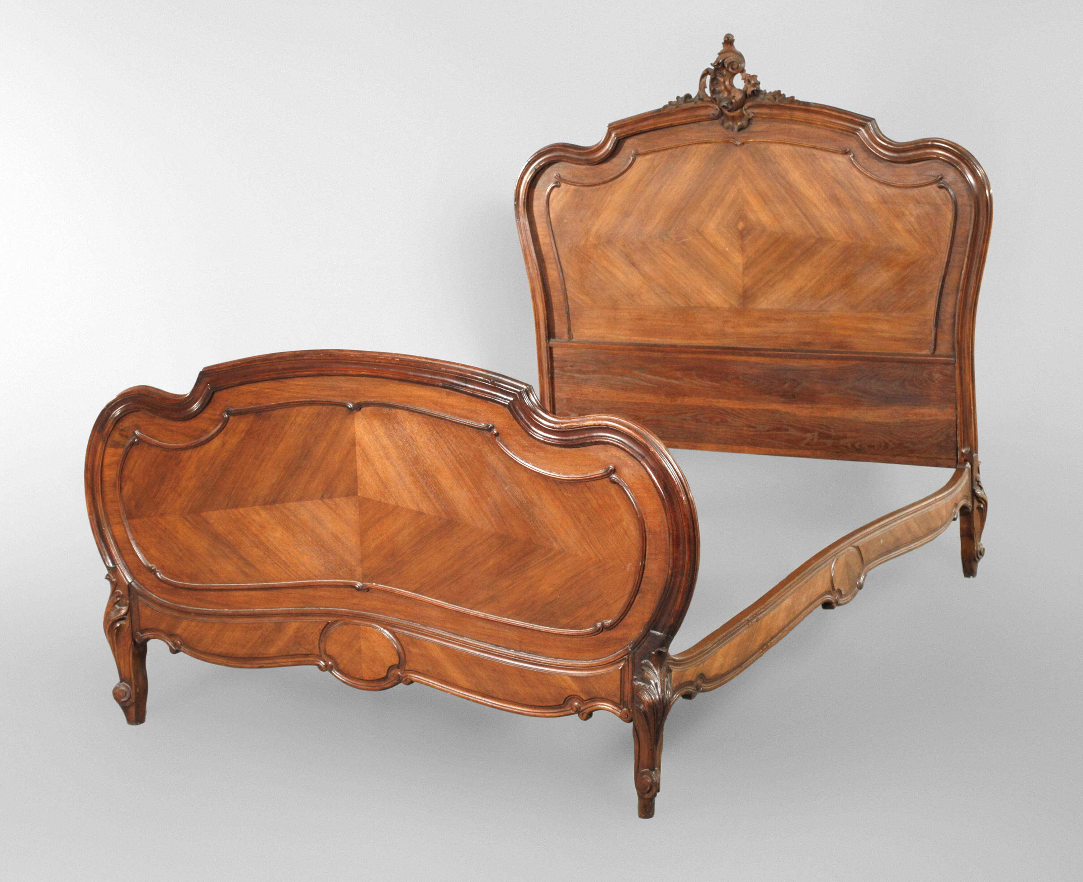 Französisches Bett im Rokokostil