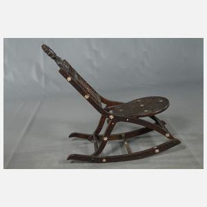 Maurischer Schaukelstuhl und Blumentisch