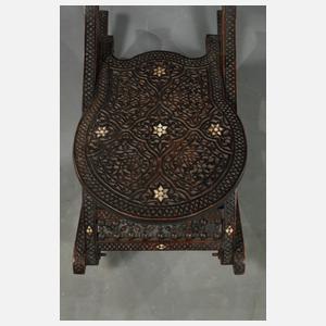 Maurischer Schaukelstuhl und Blumentisch