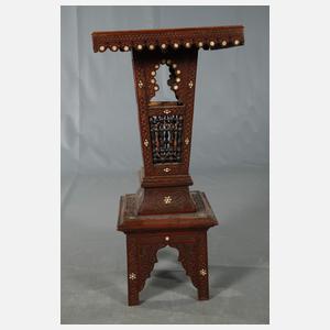 Maurischer Schaukelstuhl und Blumentisch