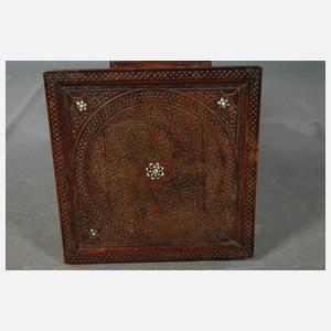 Maurischer Schaukelstuhl und Blumentisch