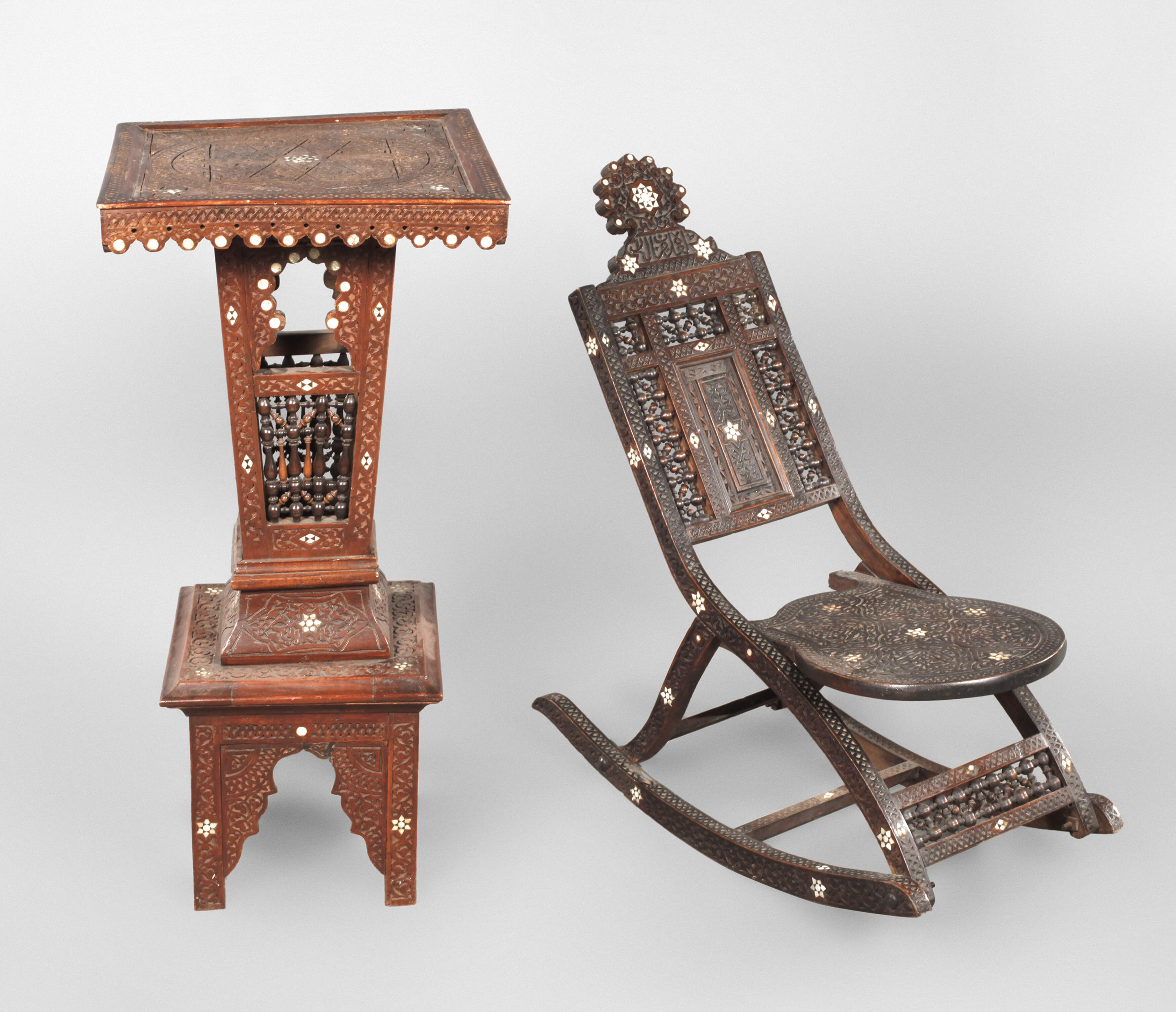 Maurischer Schaukelstuhl und Blumentisch