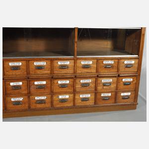 Großer Apothekerschrank