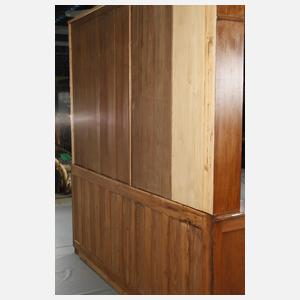 Großer Apothekerschrank