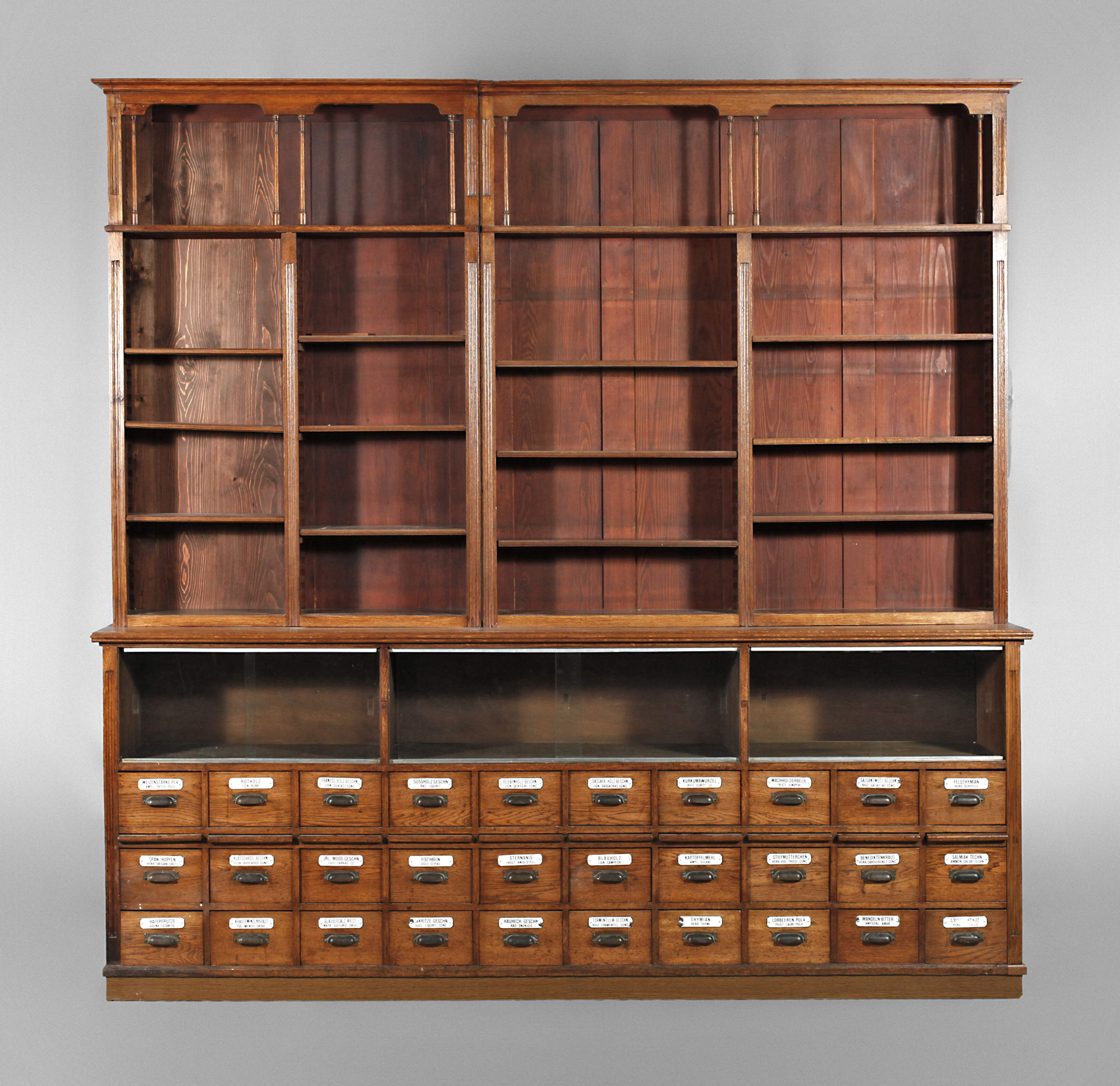 Großer Apothekerschrank