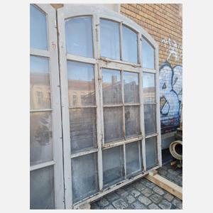 Zehn große Bogenfenster