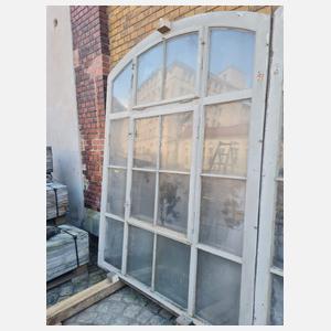 Zehn große Bogenfenster