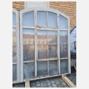Zehn große Bogenfenster