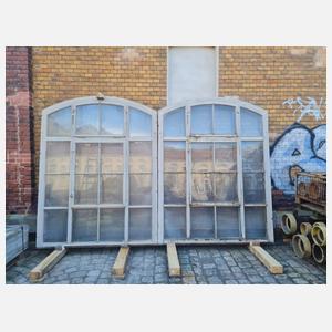 Zehn große Bogenfenster