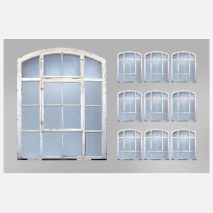 Zehn große Bogenfenster