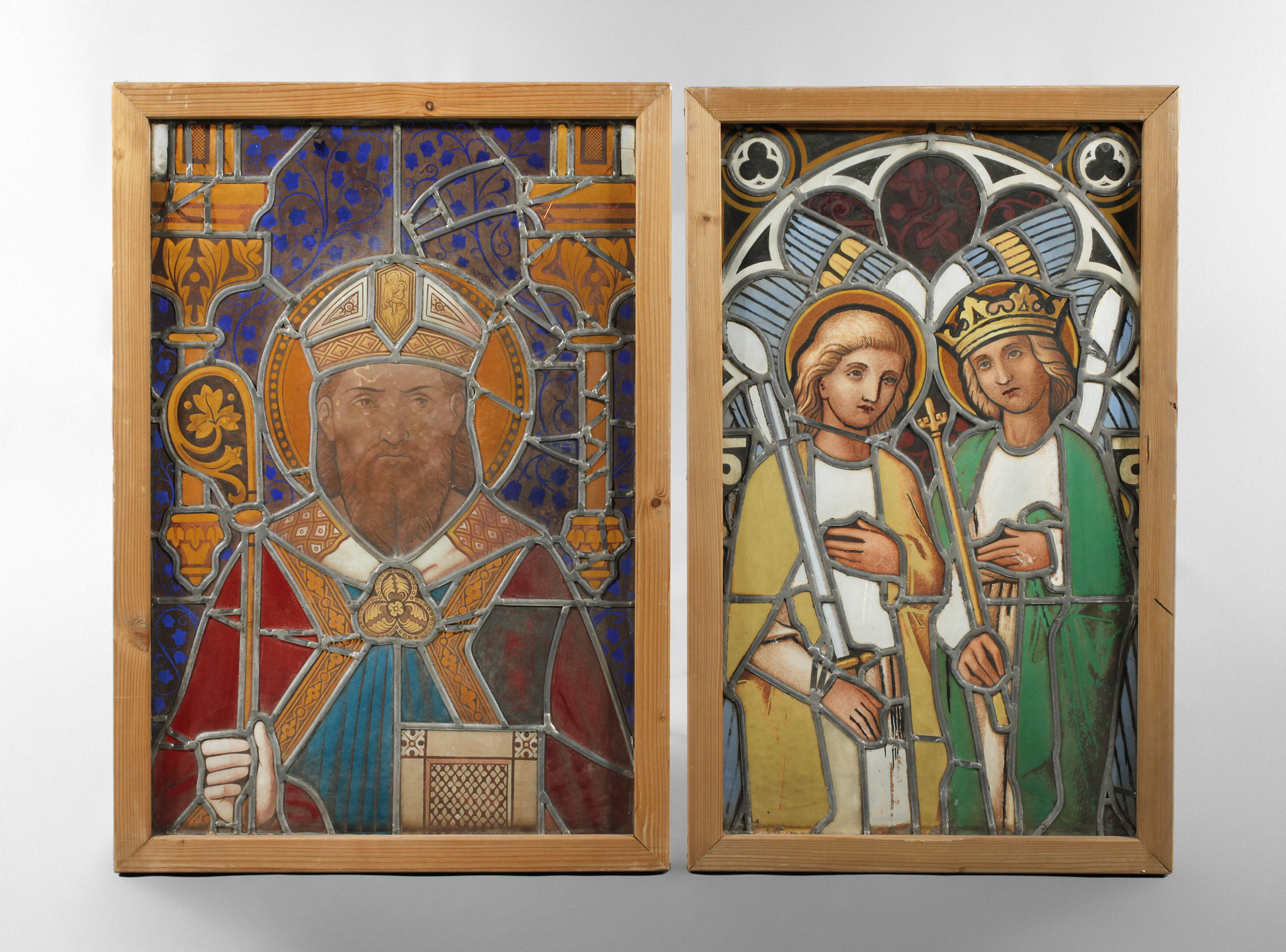 Zwei Bleiglasfenster