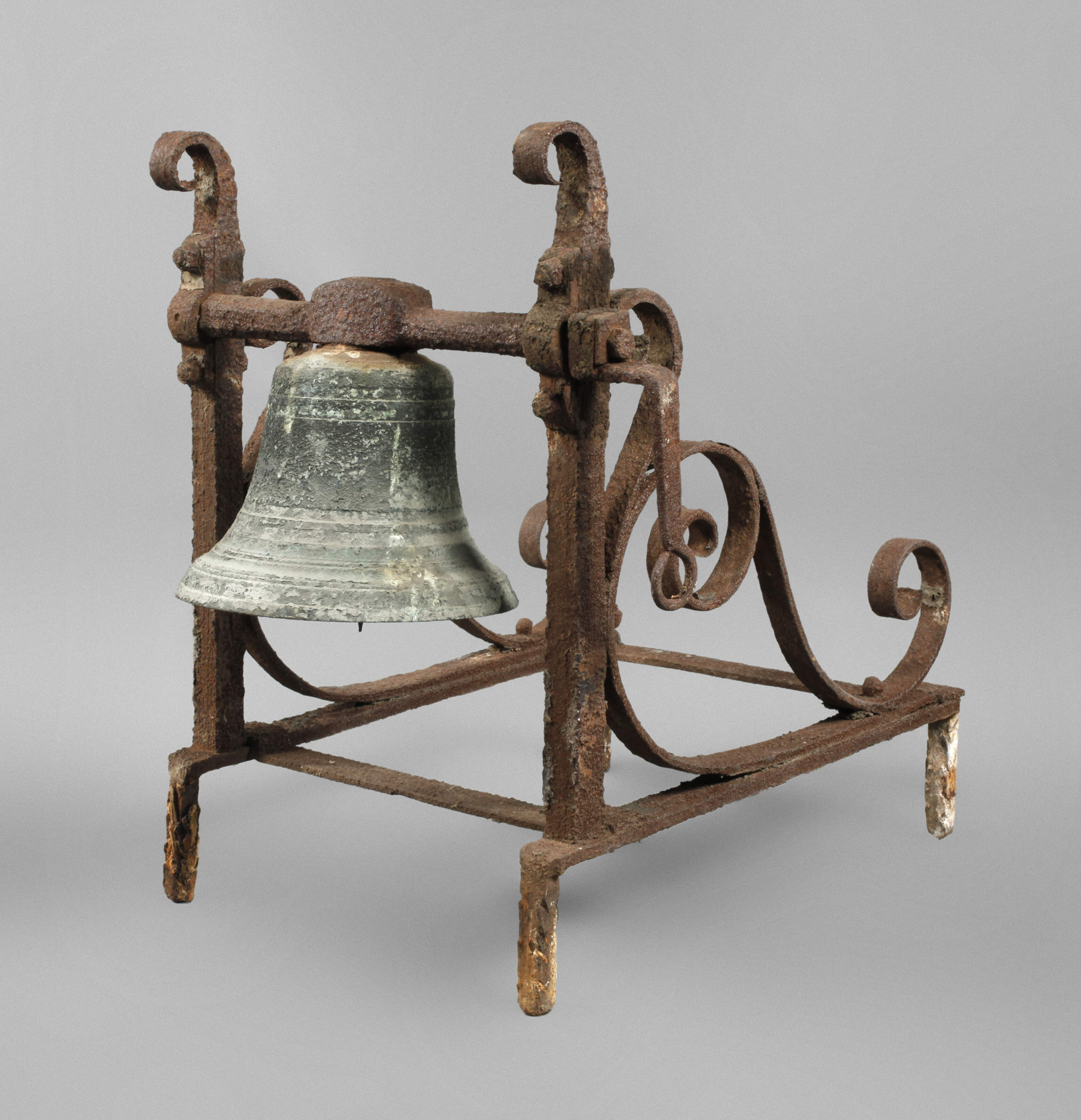 Glocke mit Wandhalterung