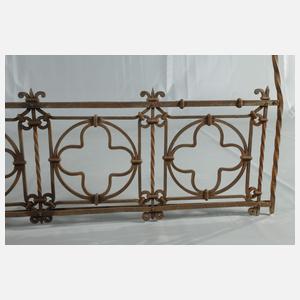 Schmiedeeiserne Grabeinfassung