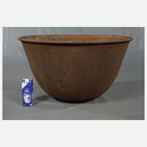 Großer Kessel als Pflanzgefäß