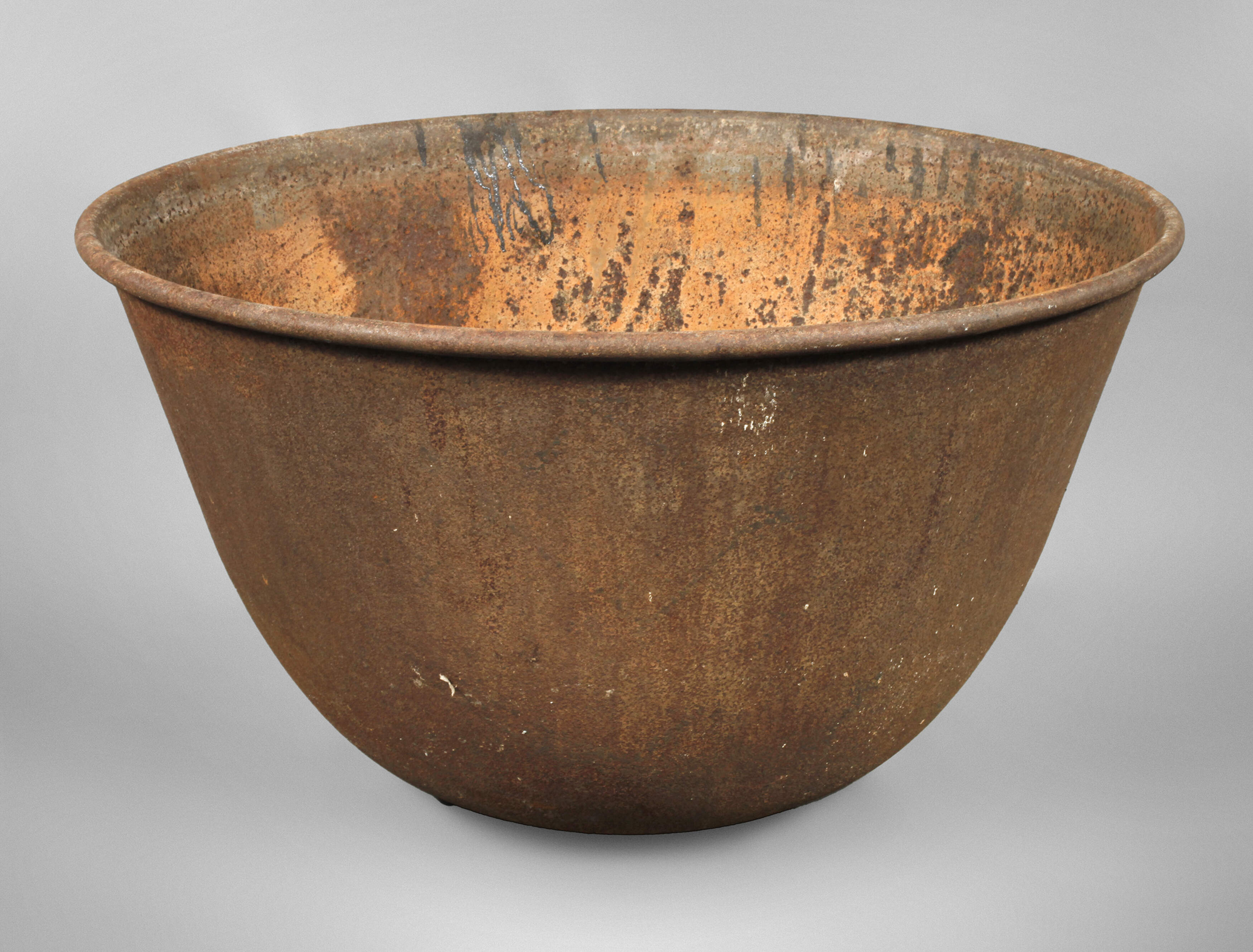 Großer Kessel als Pflanzgefäß