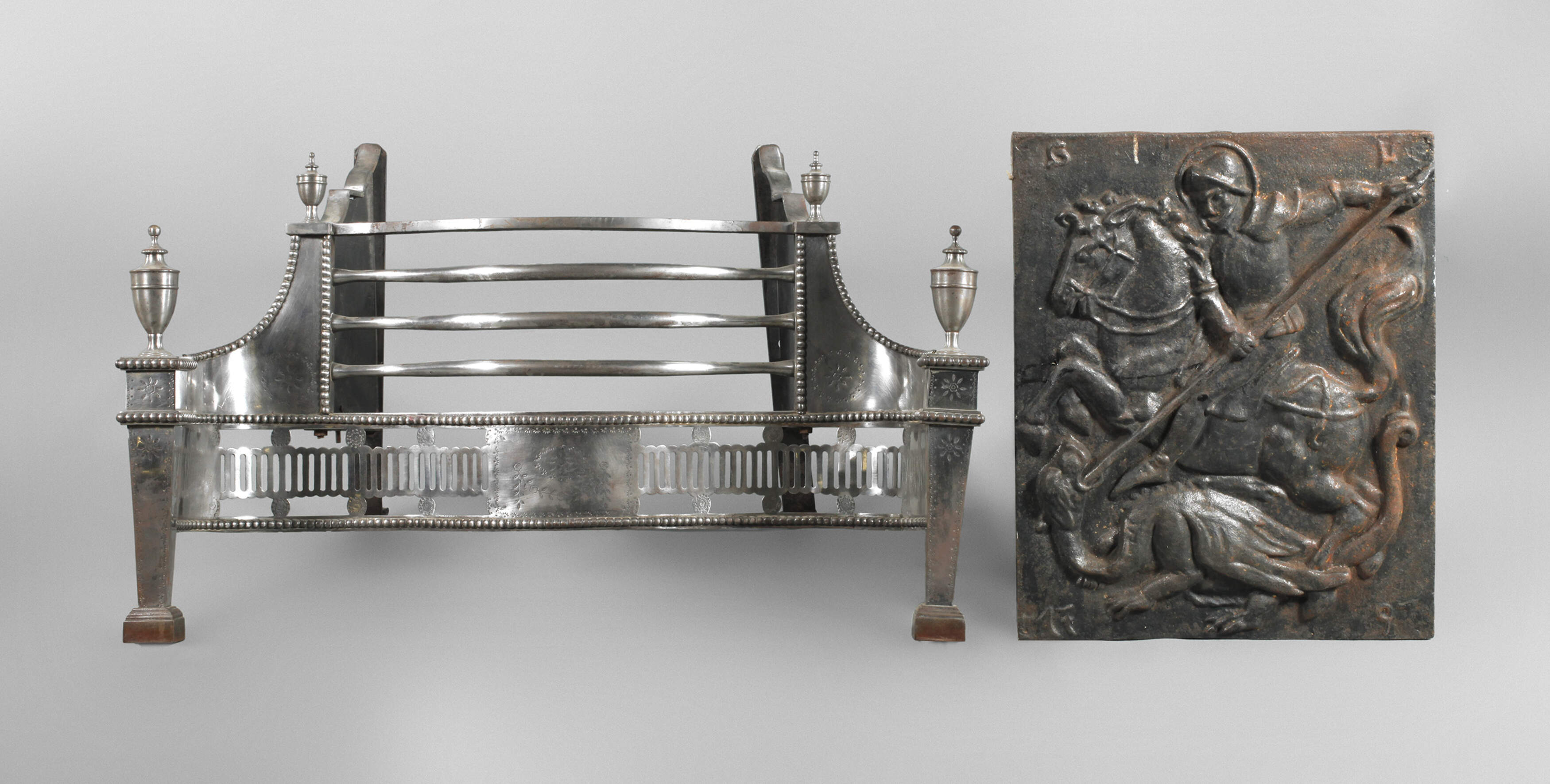 Klassizistische Kaminverkleidung und Kaminplatte