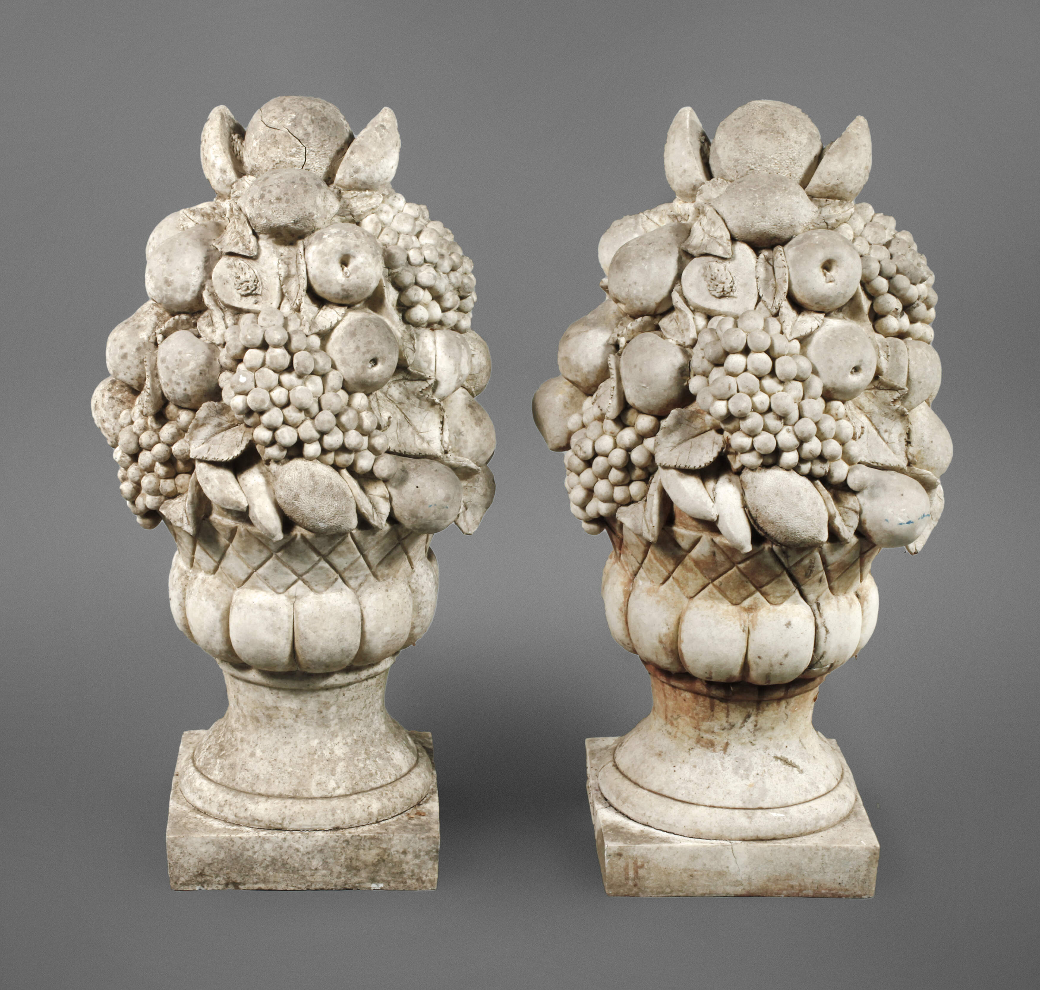 Paar Amphoren mit Früchtearrangements