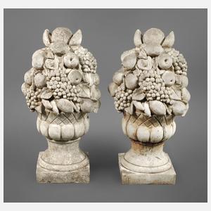 Paar Amphoren mit Früchtearrangements