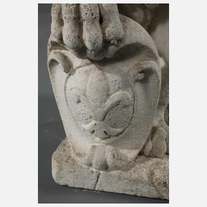 Gartenfigur Löwe mit Wappenschild