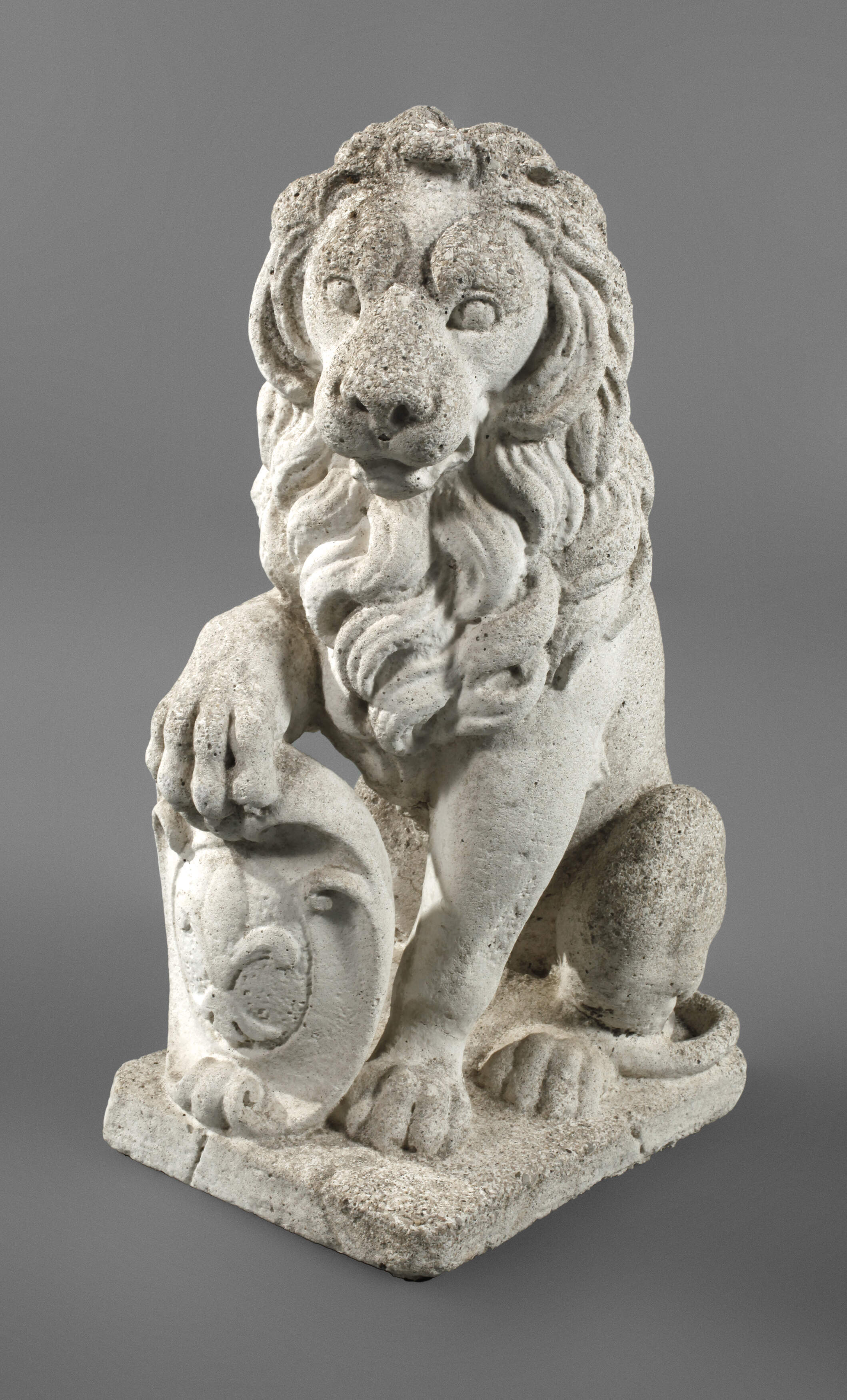 Gartenfigur Löwe mit Wappenschild