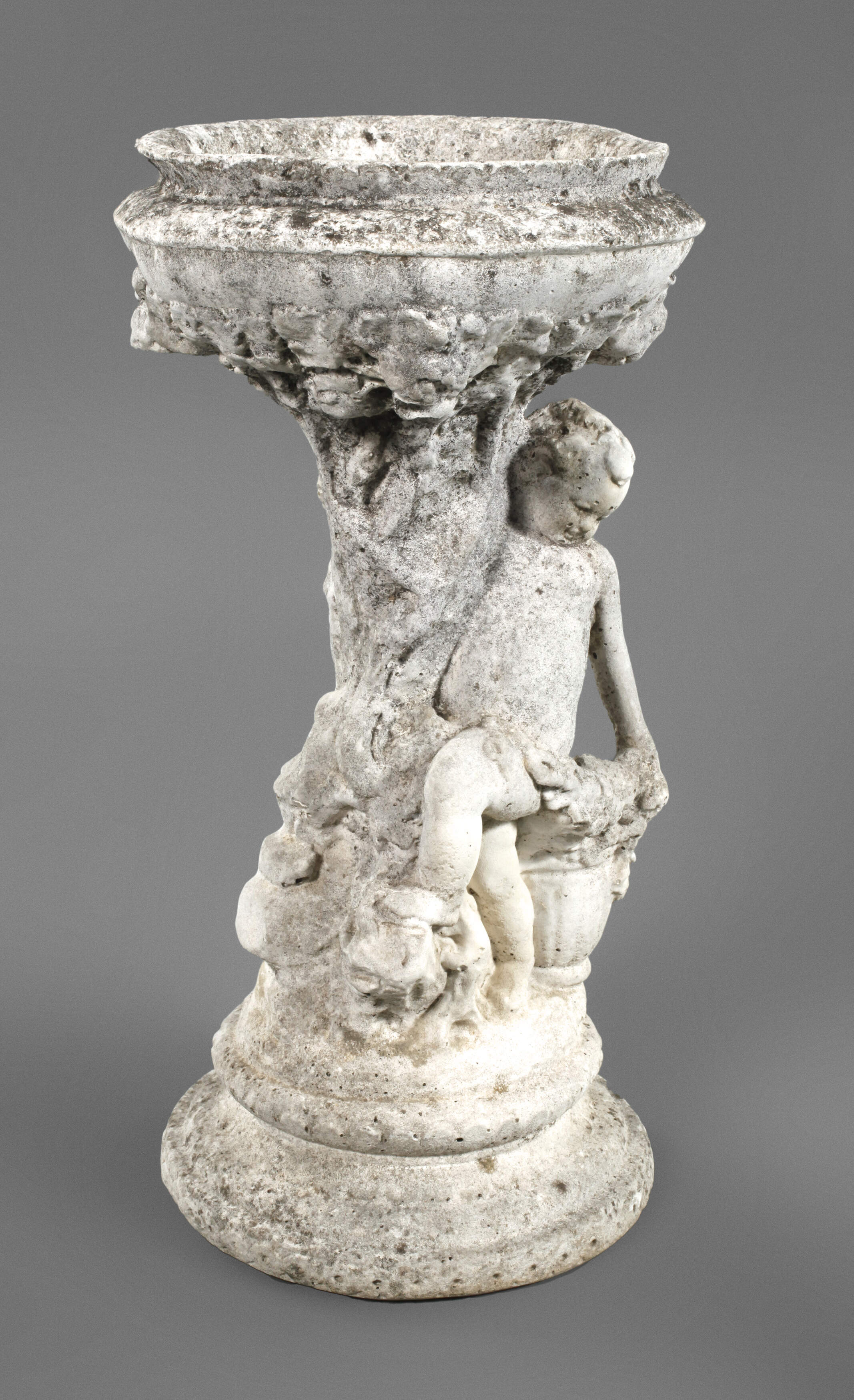 Schale mit figürlichem Fuß