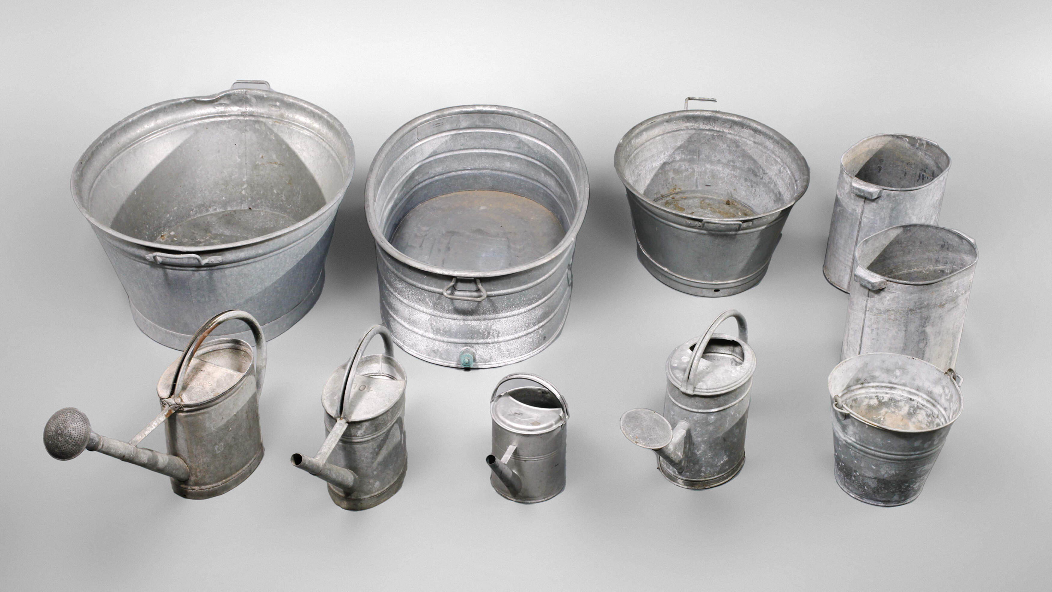 Konvolut Zinkwannen und Gießkannen