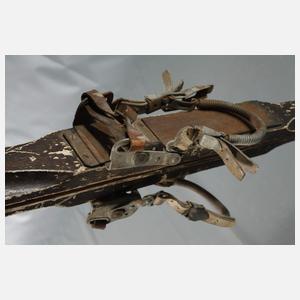 Drei Paar alte Holzskier