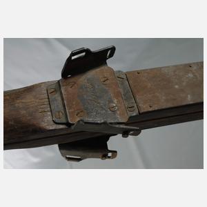 Drei Paar alte Holzskier