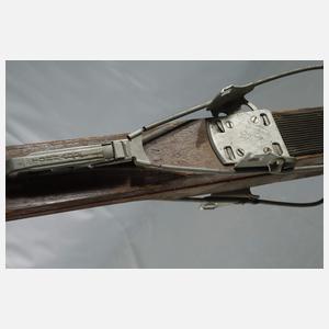 Drei Paar alte Holzskier