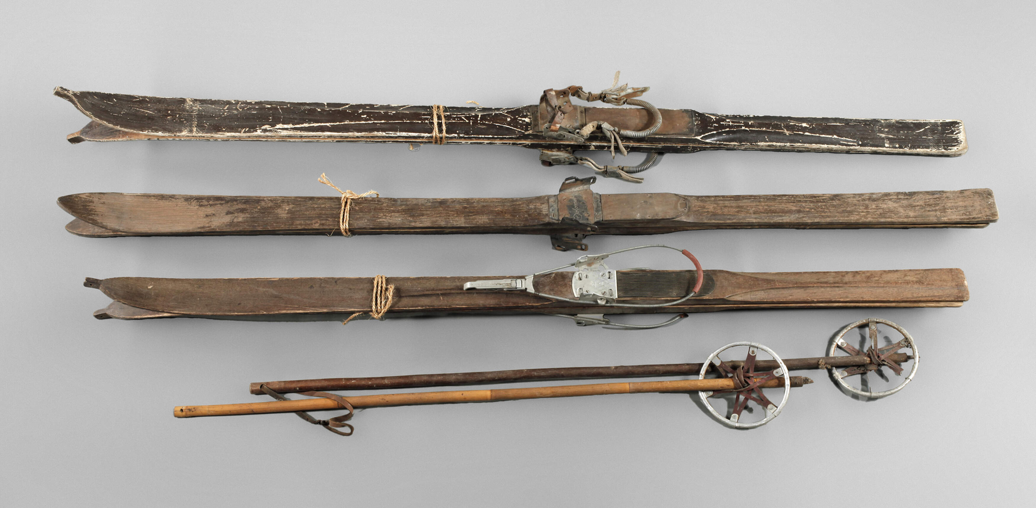 Drei Paar alte Holzskier