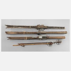 Drei Paar alte Holzskier