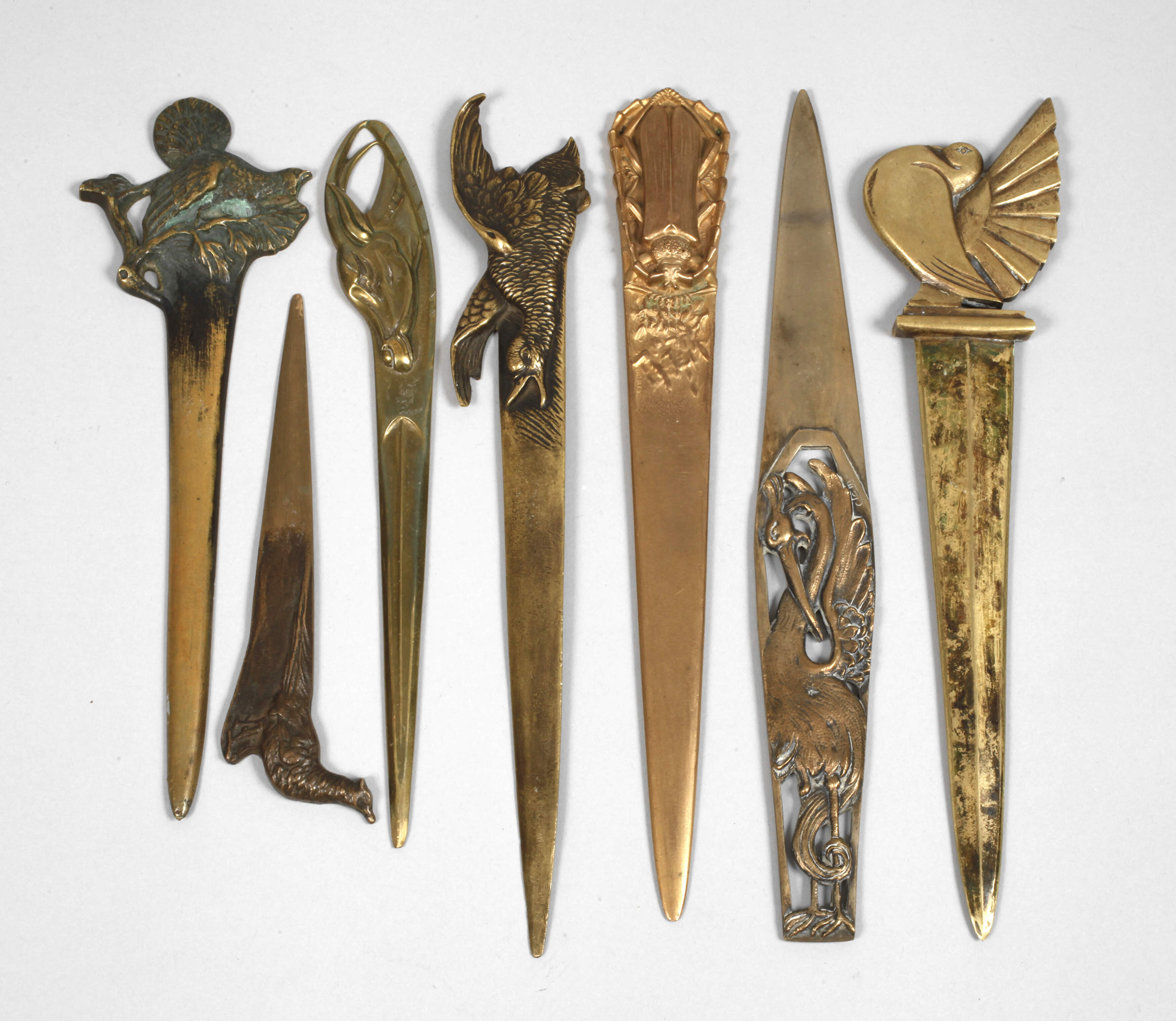 Sieben Brieföffner mit Tiermotiven