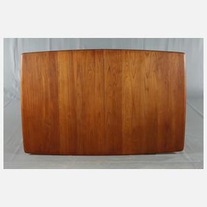 Großer ausziehbarer Esstisch