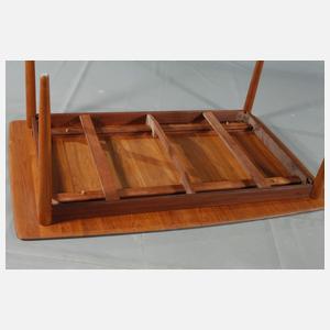 Großer ausziehbarer Esstisch