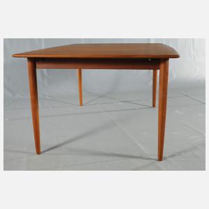 Großer ausziehbarer Esstisch