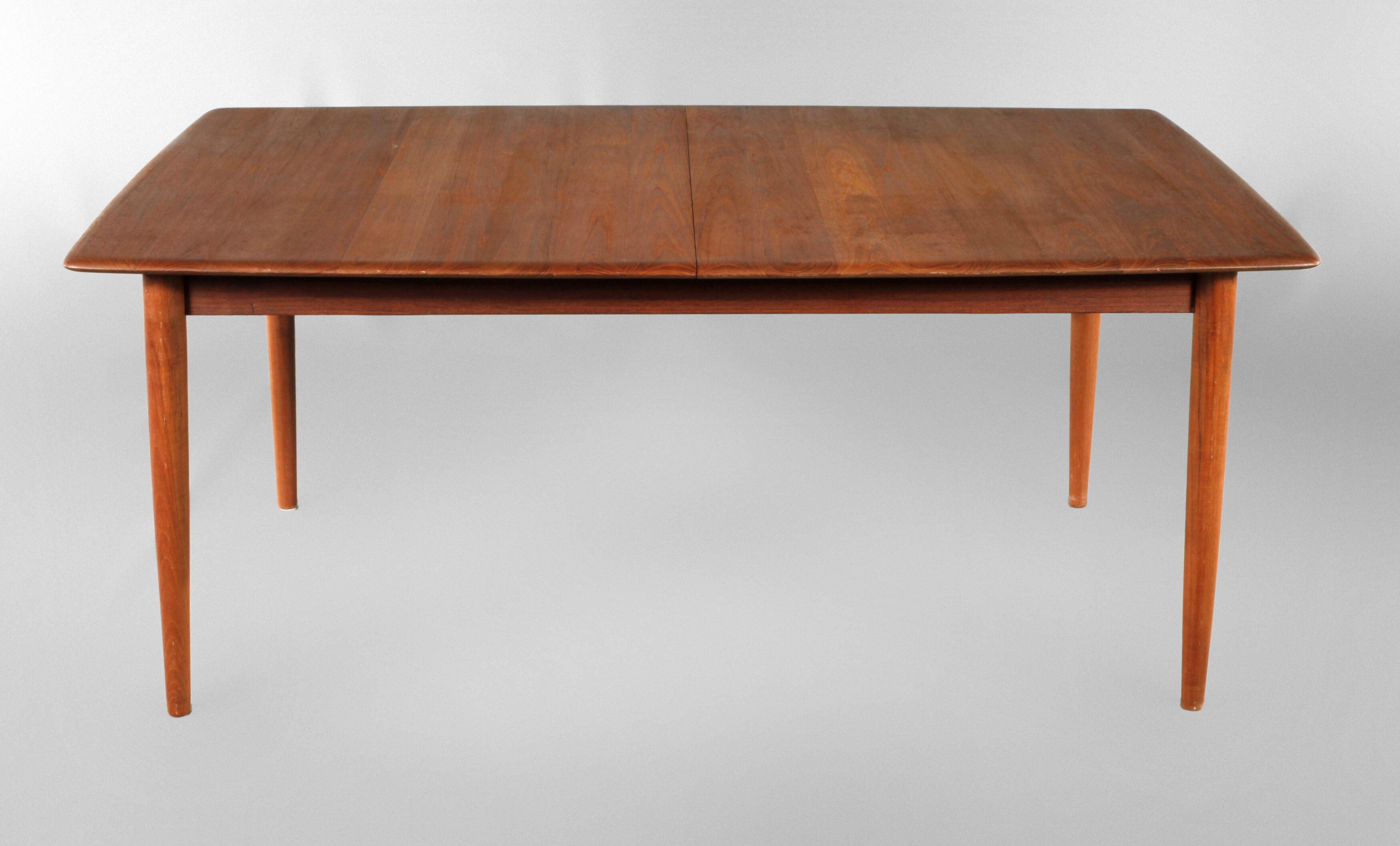 Großer ausziehbarer Esstisch