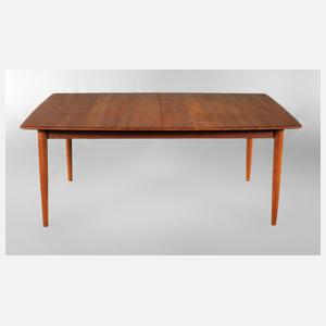 Großer ausziehbarer Esstisch