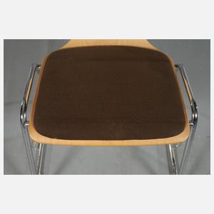 Sieben Stapelstühle