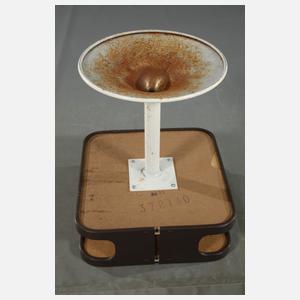 Schaumstoffsessel und Beistelltisch