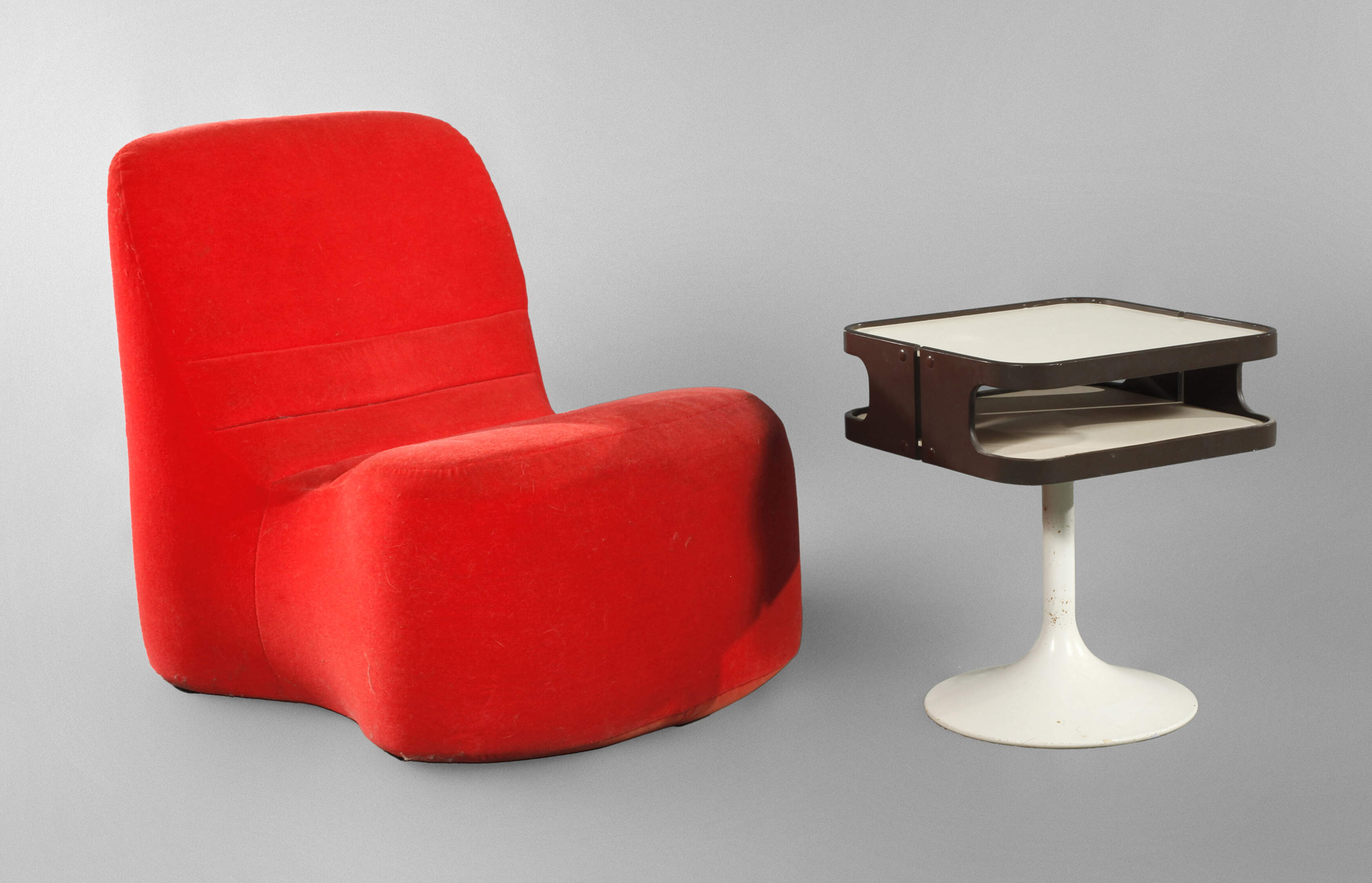 Schaumstoffsessel und Beistelltisch