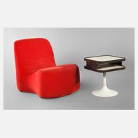 Schaumstoffsessel und Beistelltisch111