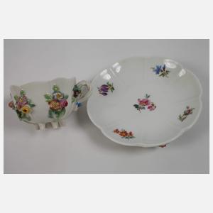 Meissen Paar prunkvolle Mokkatassen Blütenbesatz