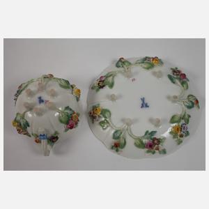 Meissen Paar prunkvolle Mokkatassen Blütenbesatz