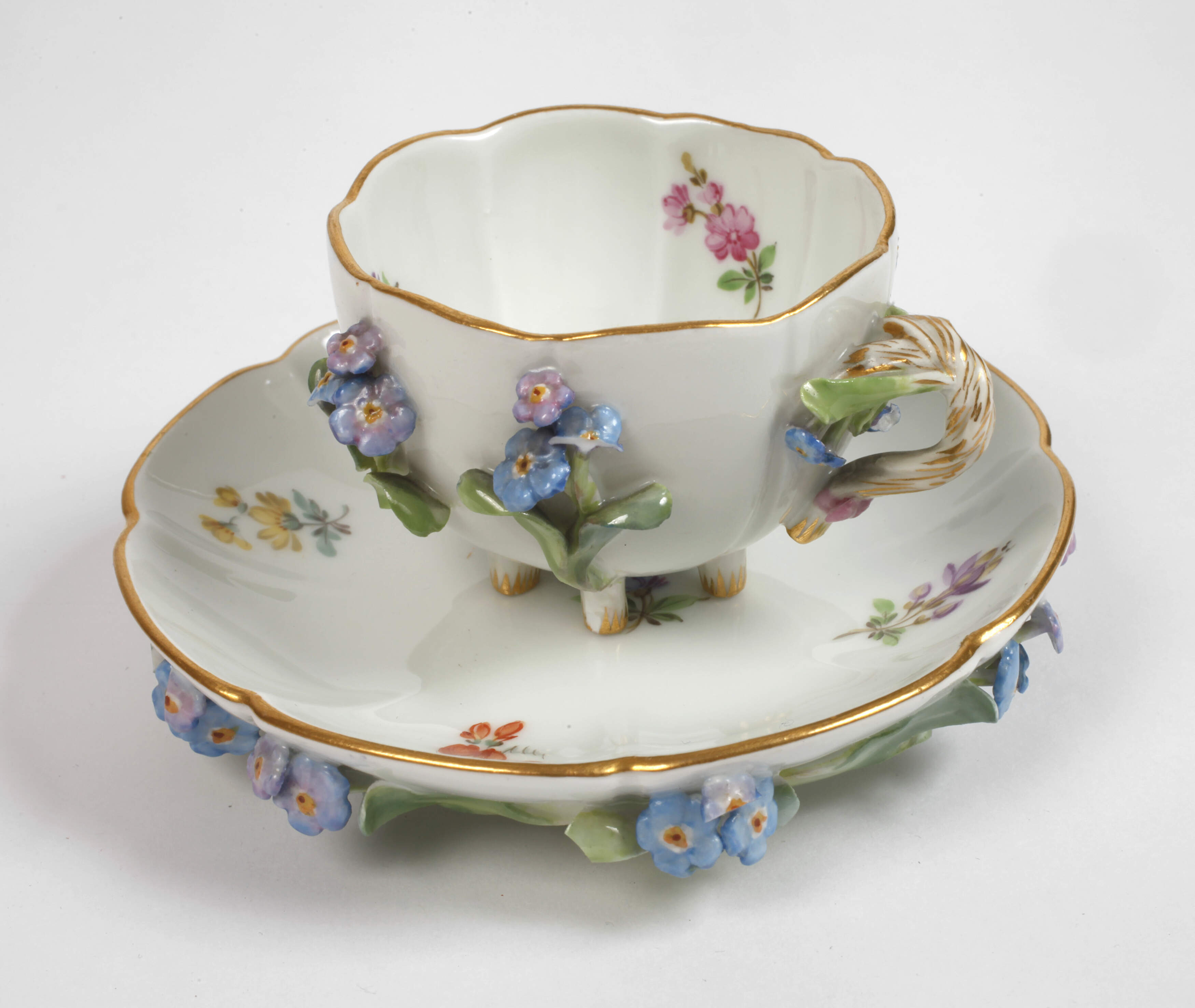 Meissen prunkvolle Mokkatasse Blütenbesatz