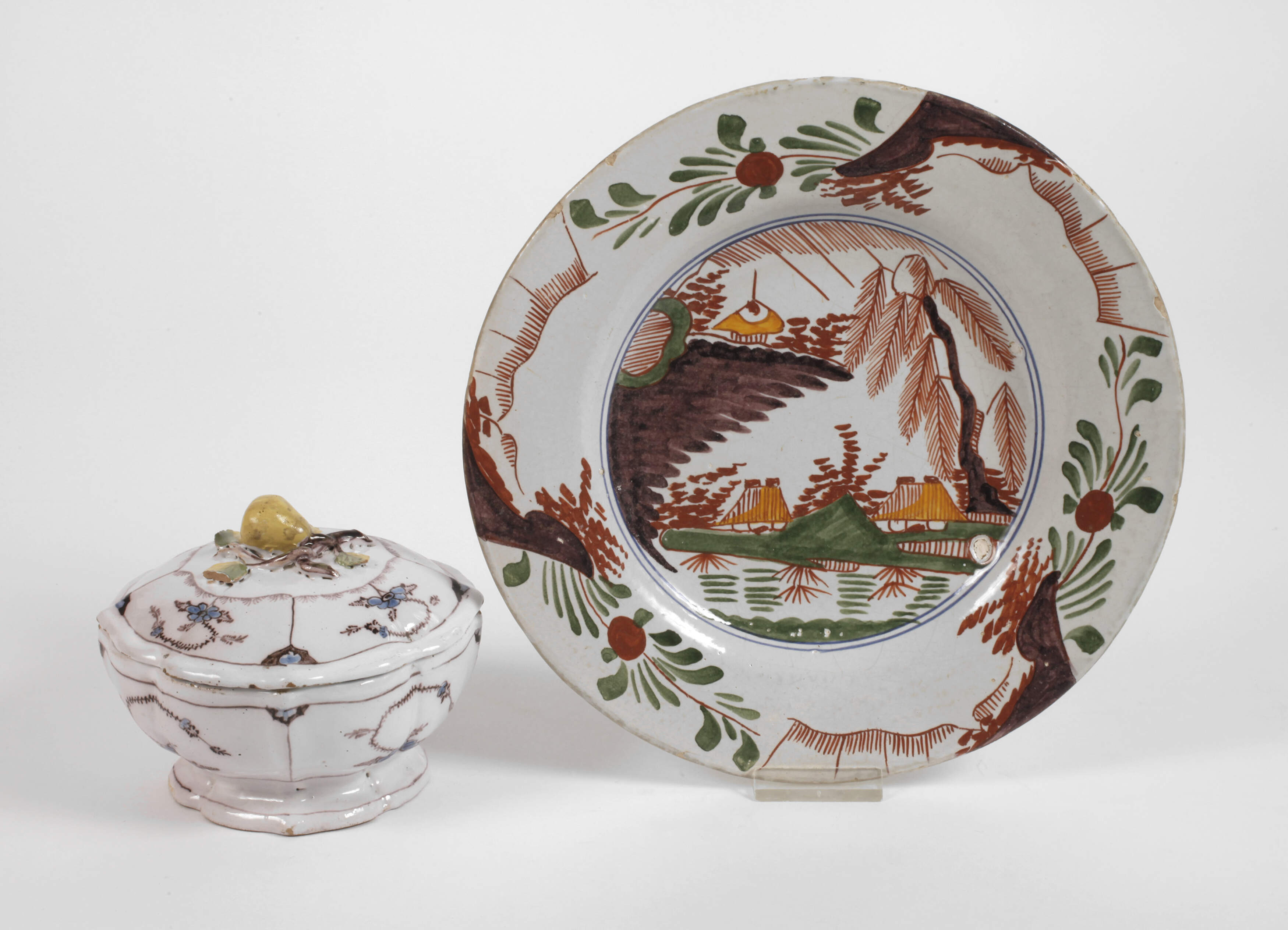 Teller und Deckeldose Fayence