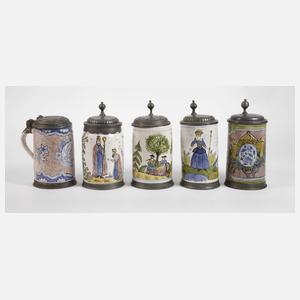 Fünf Fayencekrüge